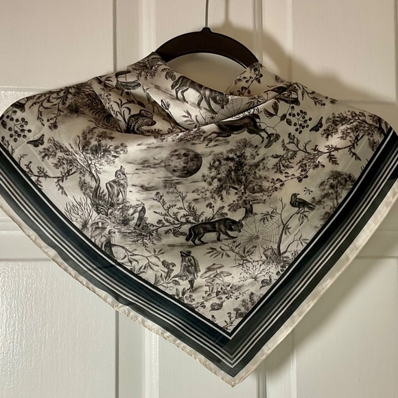 Fable England Wolf Garden Square Scarf - Black - NWT - Picture 2 of 16